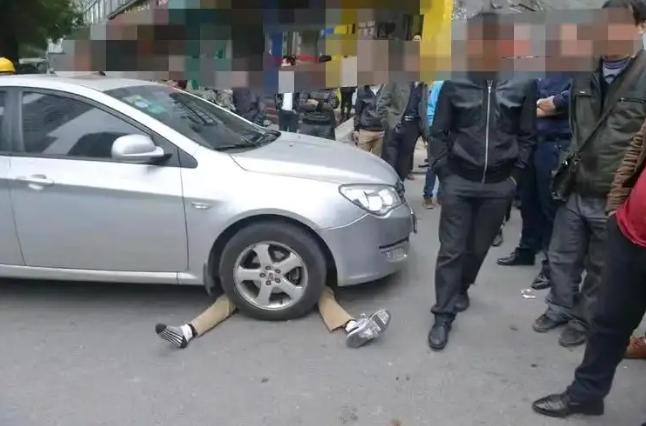 “大快人心！”沈阳女子等红灯时无聊玩手机，没有看到大妈躺在她车跟前碰瓷。绿灯后女