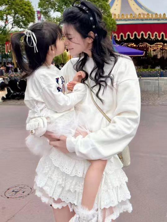 奚梦瑶女儿腿可真长啊！奚梦瑶女儿才4岁，被妈妈抱在怀里，看得出腿超长，看来身高应