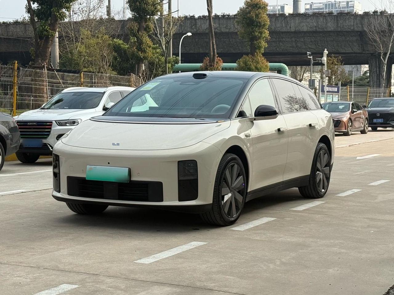 理想 i6 这个方向盘小按键，不设置一下真有点浪费。⚙️
右边功能模块那里，很多