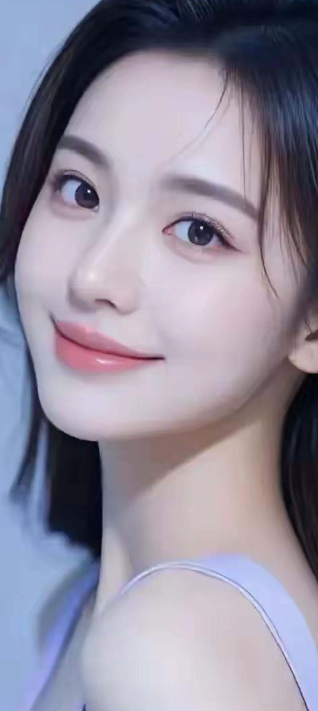 温柔微笑，甜美可人，元气满满的一天！😊✨