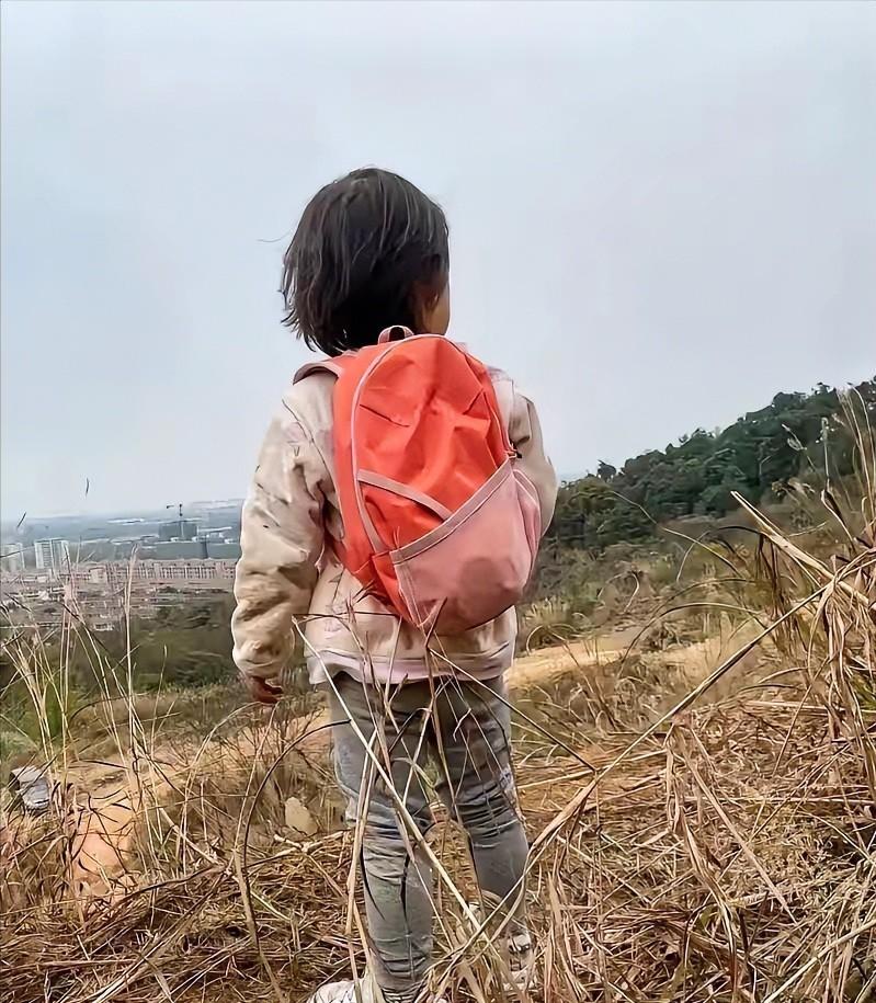 泪目！一对夫妻离婚后，留下一个女儿和丈夫生活，小女孩7岁上学了，父亲为了生活，选