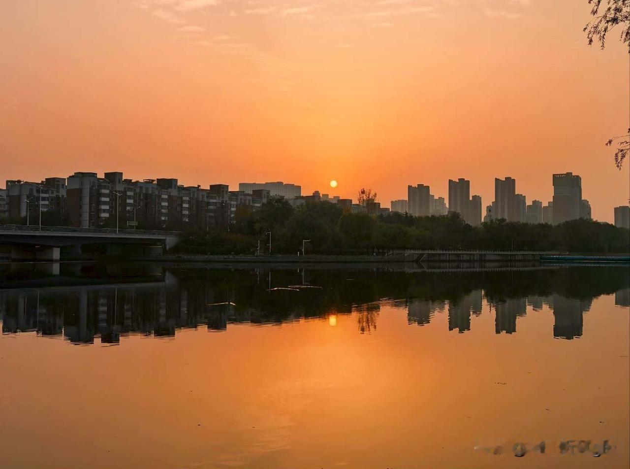 初冬•东风渠
暖阳夕下河流金
桥横薄雾醉洒人
一轮金盘悬天边，
蜃楼隐隐悬圃门 