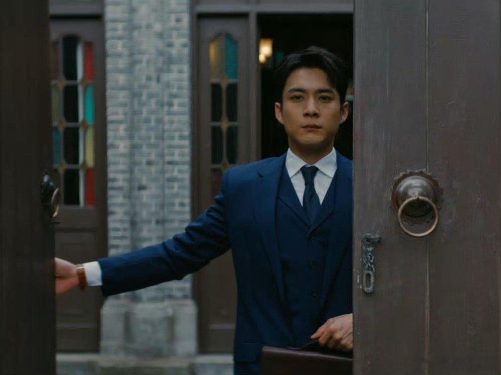 家人们快来看！韩东君东北型男闯沪少赛道 韩东君新剧今日定档，他在剧中的西装造型杀