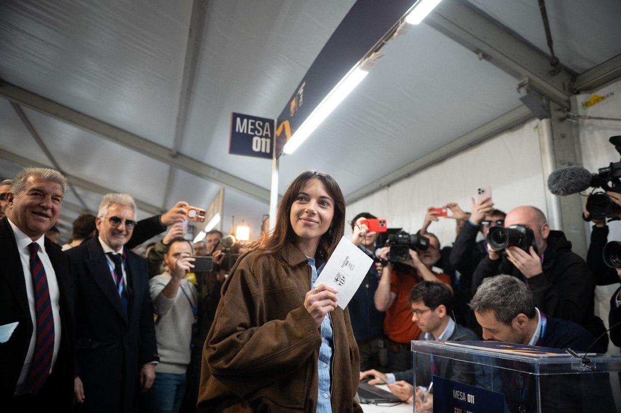 维克托·丰特在诺坎普球场投票前，批评了拉波尔塔与布斯克茨和艾塔娜·邦马蒂合影的行