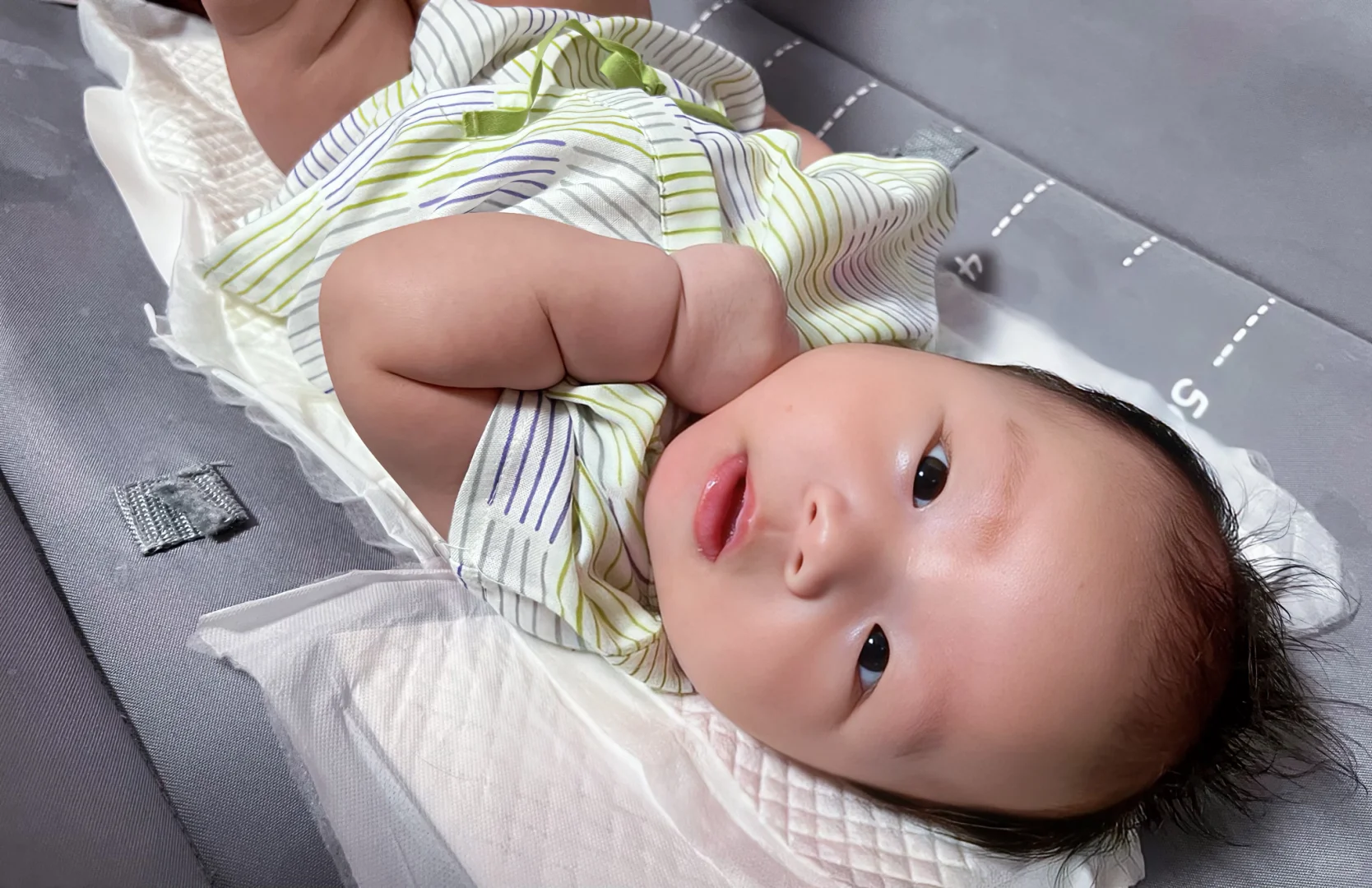 宝宝就是长这么可爱，用来迷惑我们大人的吧