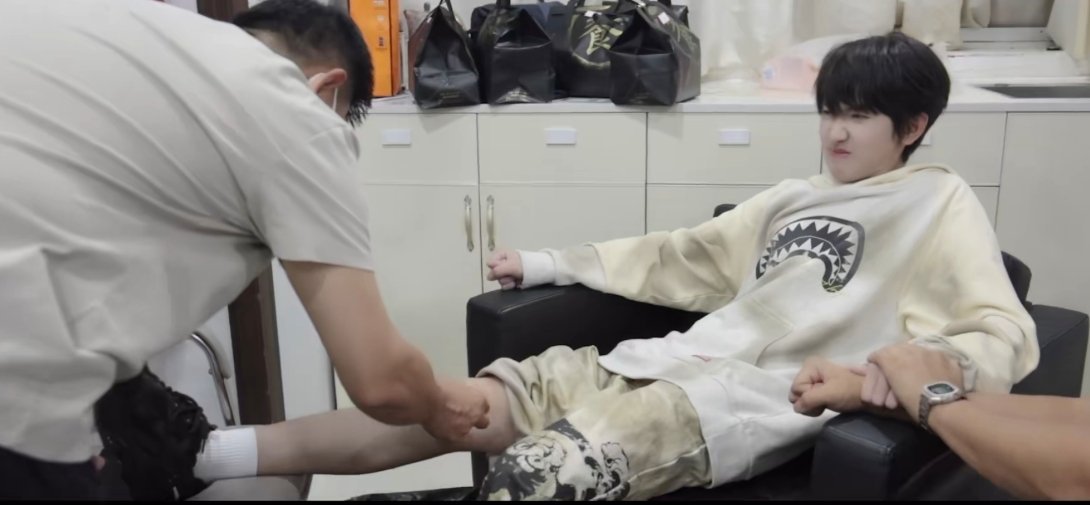 这么痛苦的表情我从未在左奇函身上看到过，不管是手摔倒还是生病，他总是轻描淡写的就