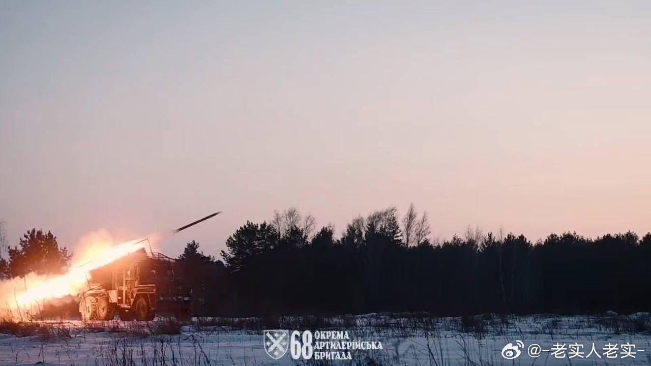 污军BM21进入阵地及开火的照片，可见它也装备了防无人机笼坦克装甲车辆烽火问鼎计