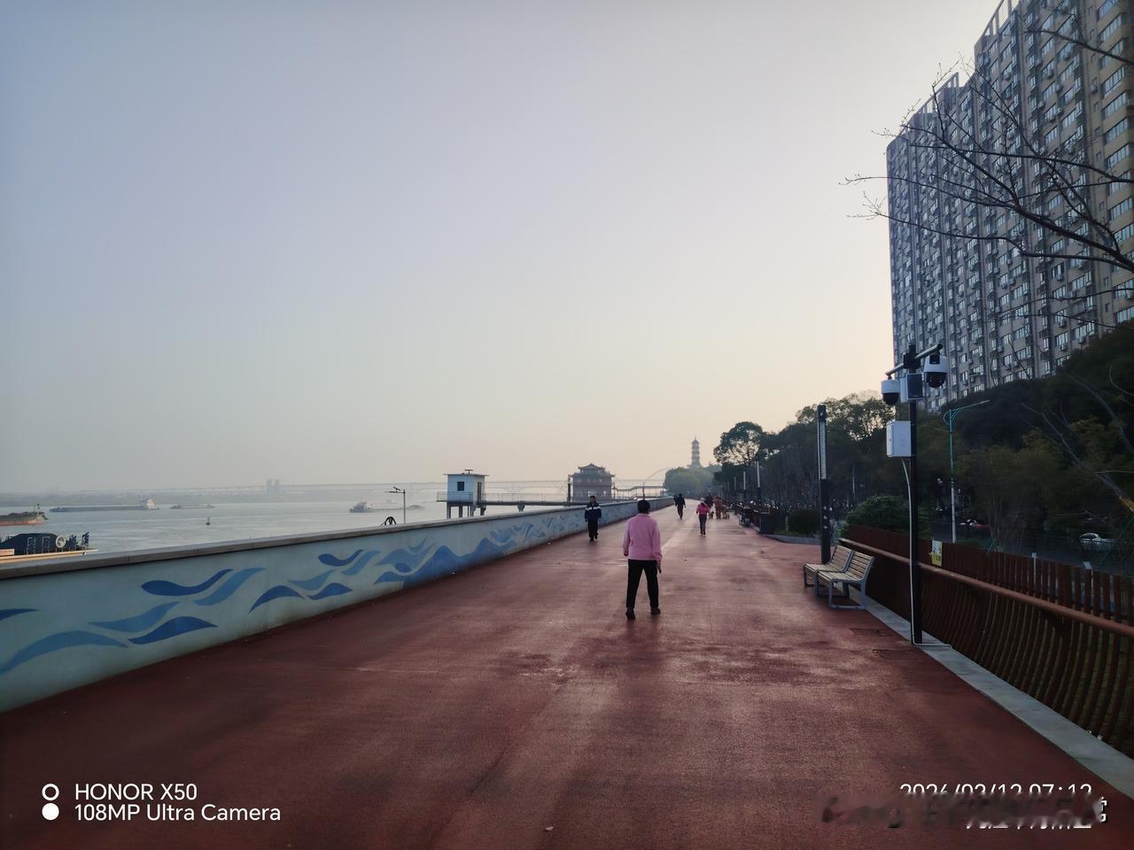 新年爱好打卡长江岸边晨练