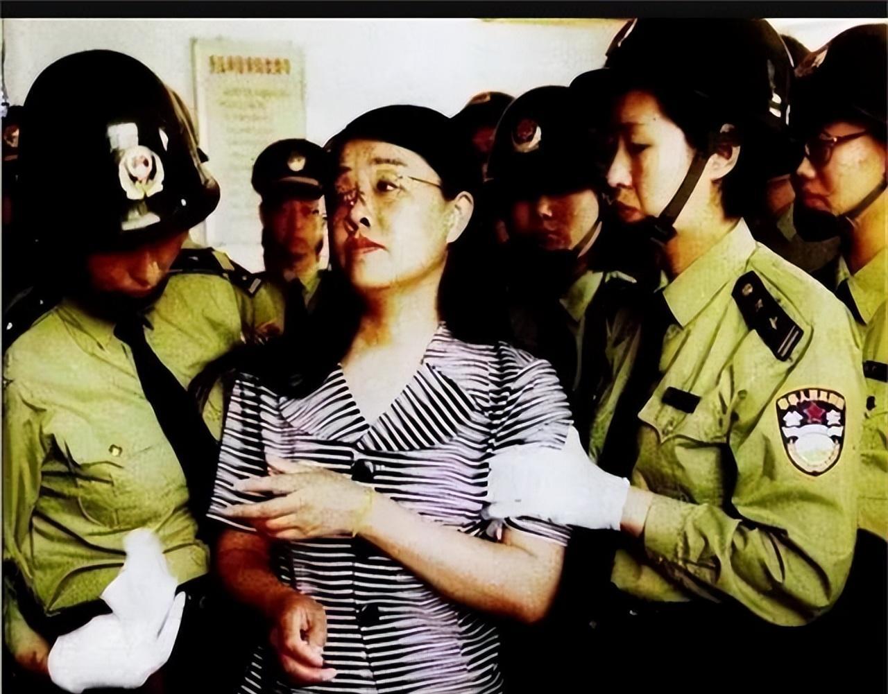 1999年，河北，照片中这个戴着一副金丝边的眼镜，留着一头长发的女犯人，即将被押