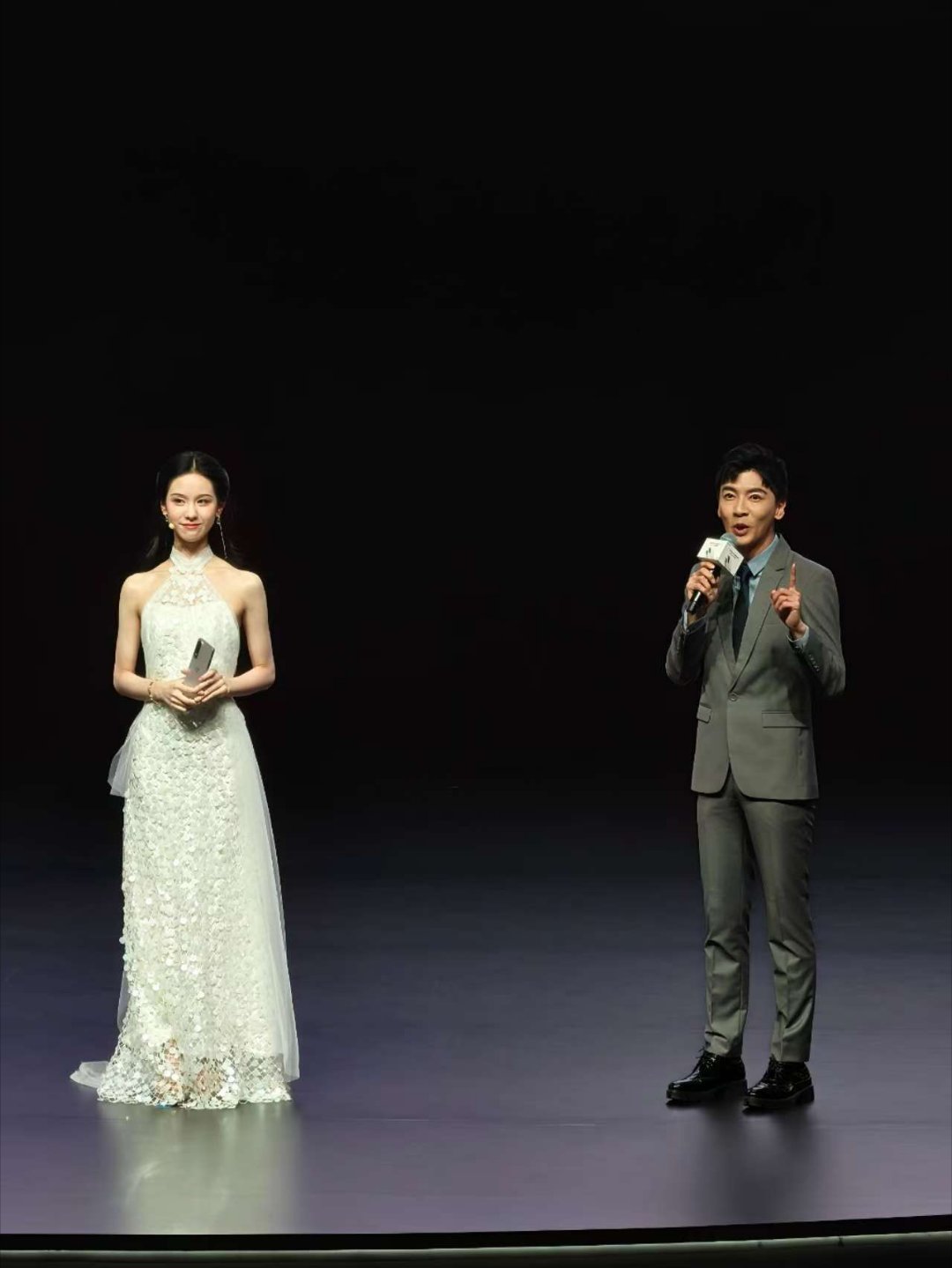 真美啊，陈都灵    来一加ace5至尊版发布会了一加ace5至尊系列 ​​​