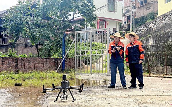 三〇五大队：智能航测助力山区地灾防治

 
 
 


 
 技术人员在操作无人