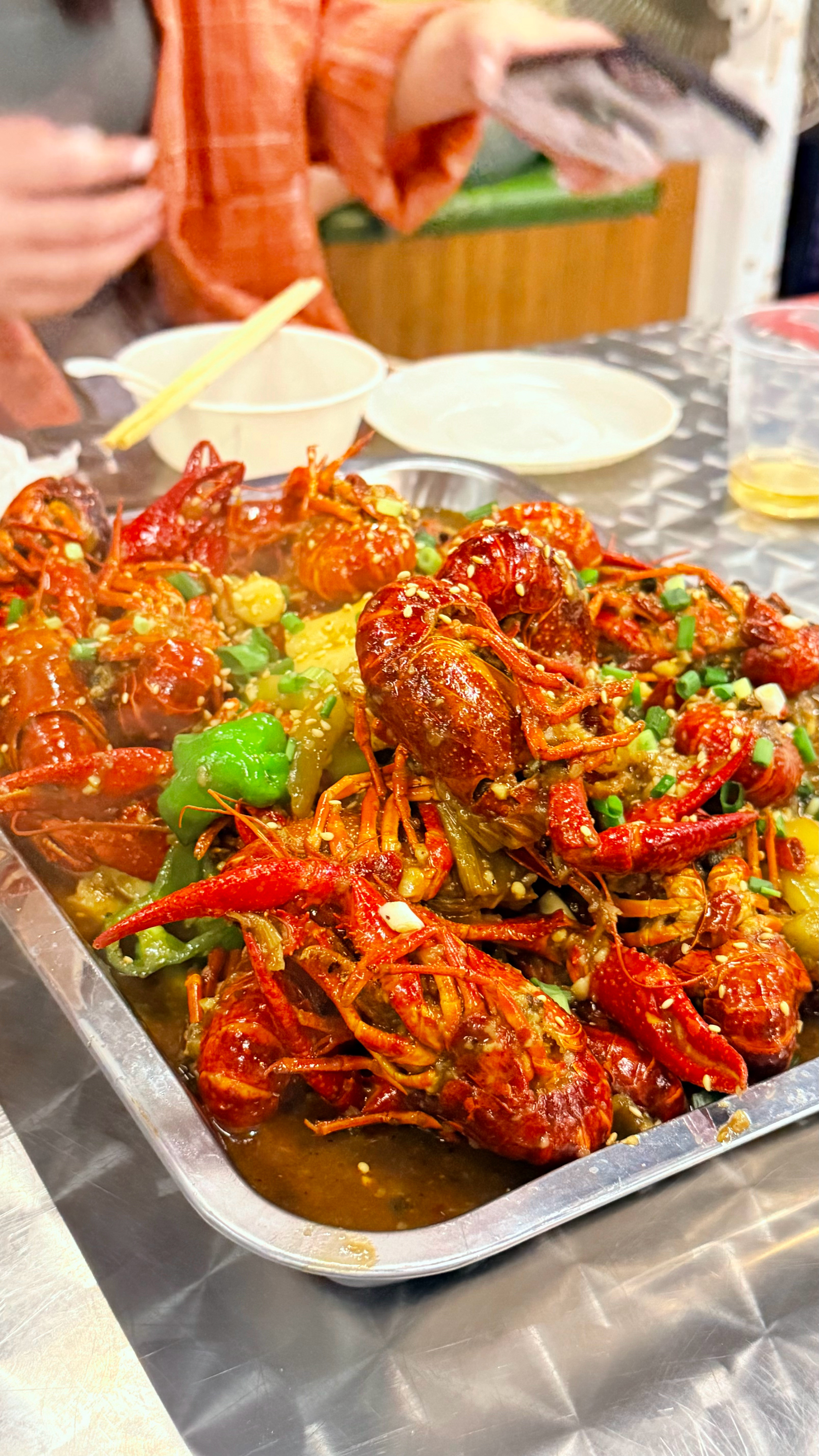 我闺蜜就是我的神…在店里吃小龙虾，等菜的空，劝阻了三桌抽烟的，话术都是简单粗暴：