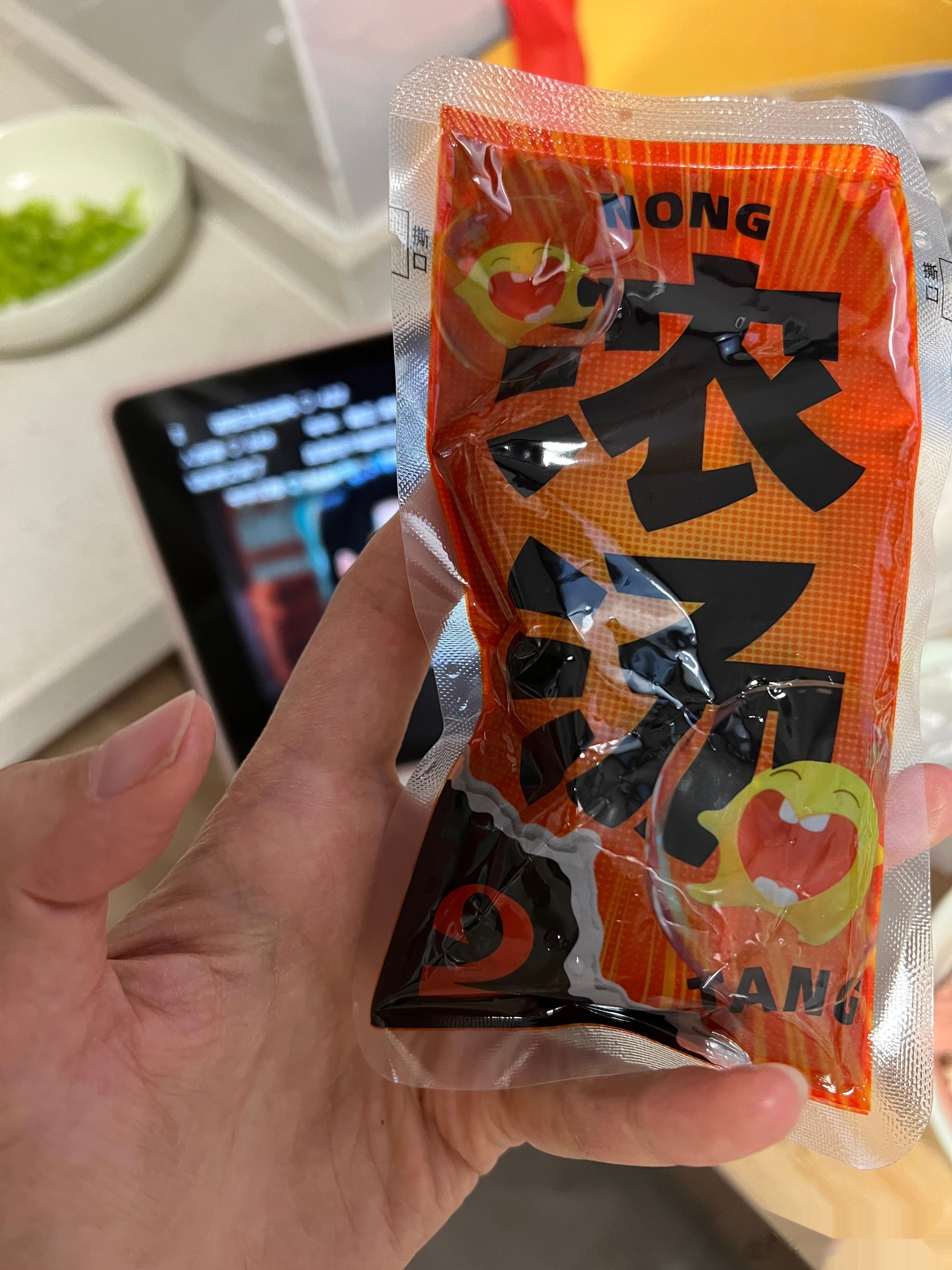 有时候真的会被自己蠢笑 昨天那个螺蛳粉怎么吃都不对劲 好奇怪的味道 （虽然我也吃