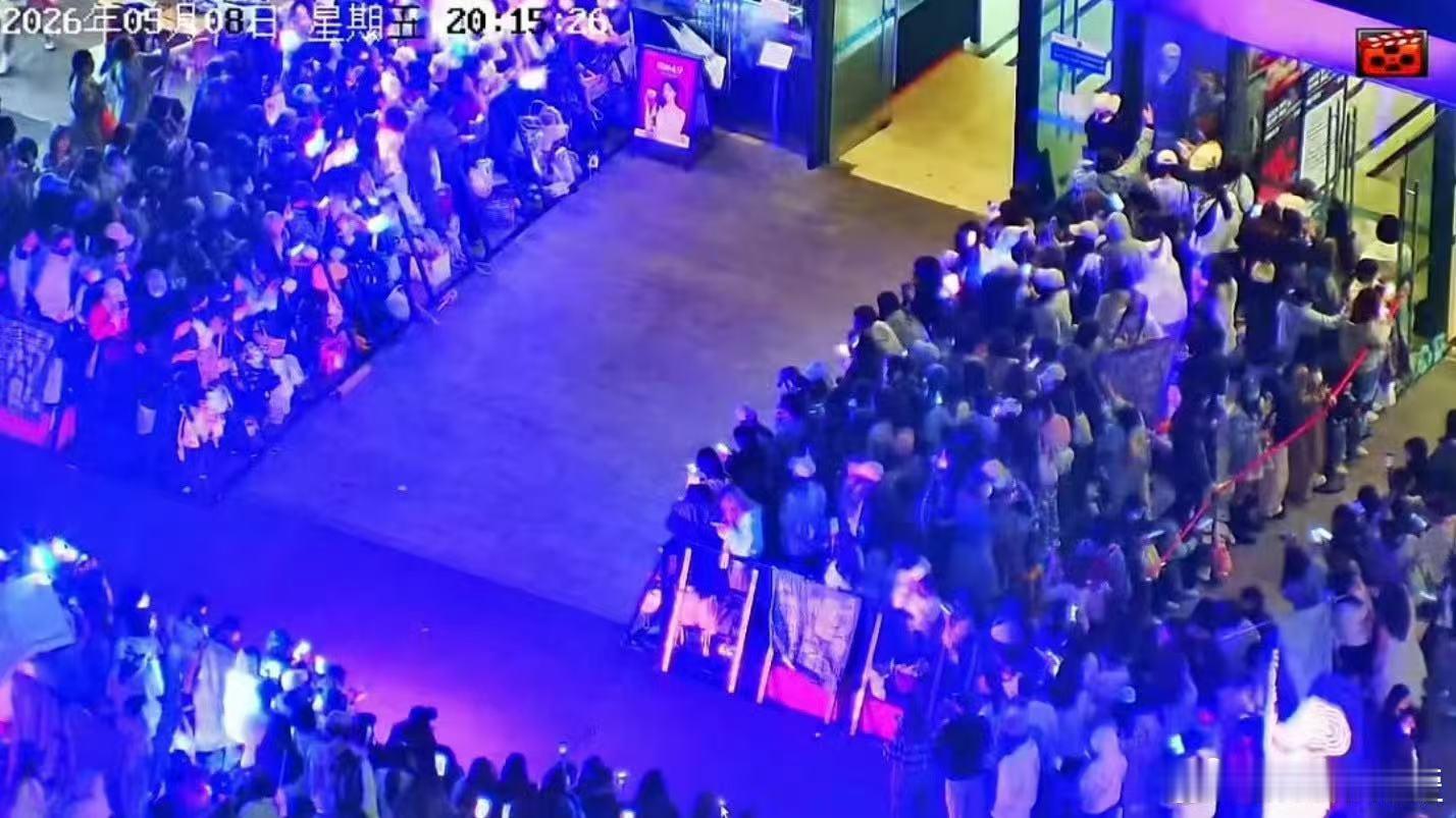 陈奕恒下班紫海 陈奕恒十五岁的最后一天被满满紫海温柔包围，公司楼下成片紫色灯牌亮
