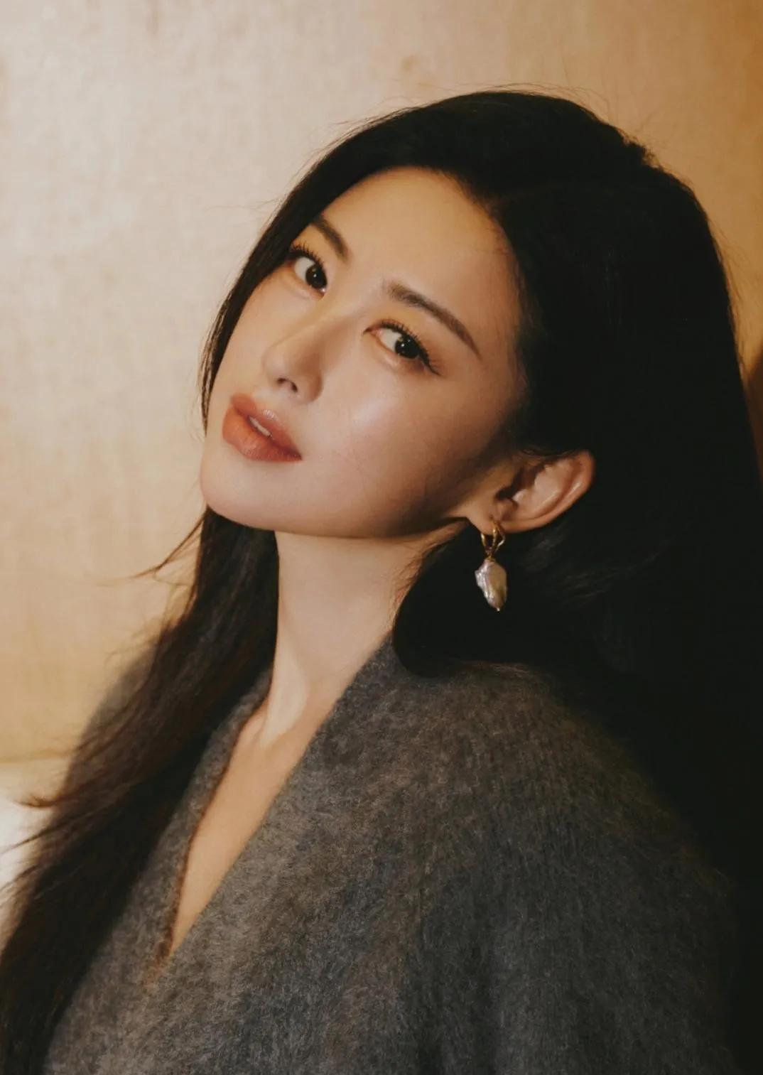 朱珠这松弛感穿搭+暖光滤镜，美到让人移不开眼！
 
朱珠的这套穿搭把松弛感和高级