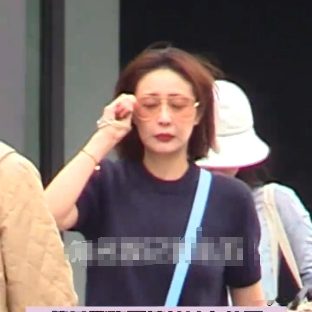高叶，好不拘小节啊！

6月11日，有网友偶遇高叶，她顶着一头乱发，大步走路带风