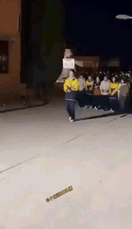 说真的，我第一眼以为是哪个恐怖片泄露的片段。
黑压压一大片，像一团会蠕动的乌云，