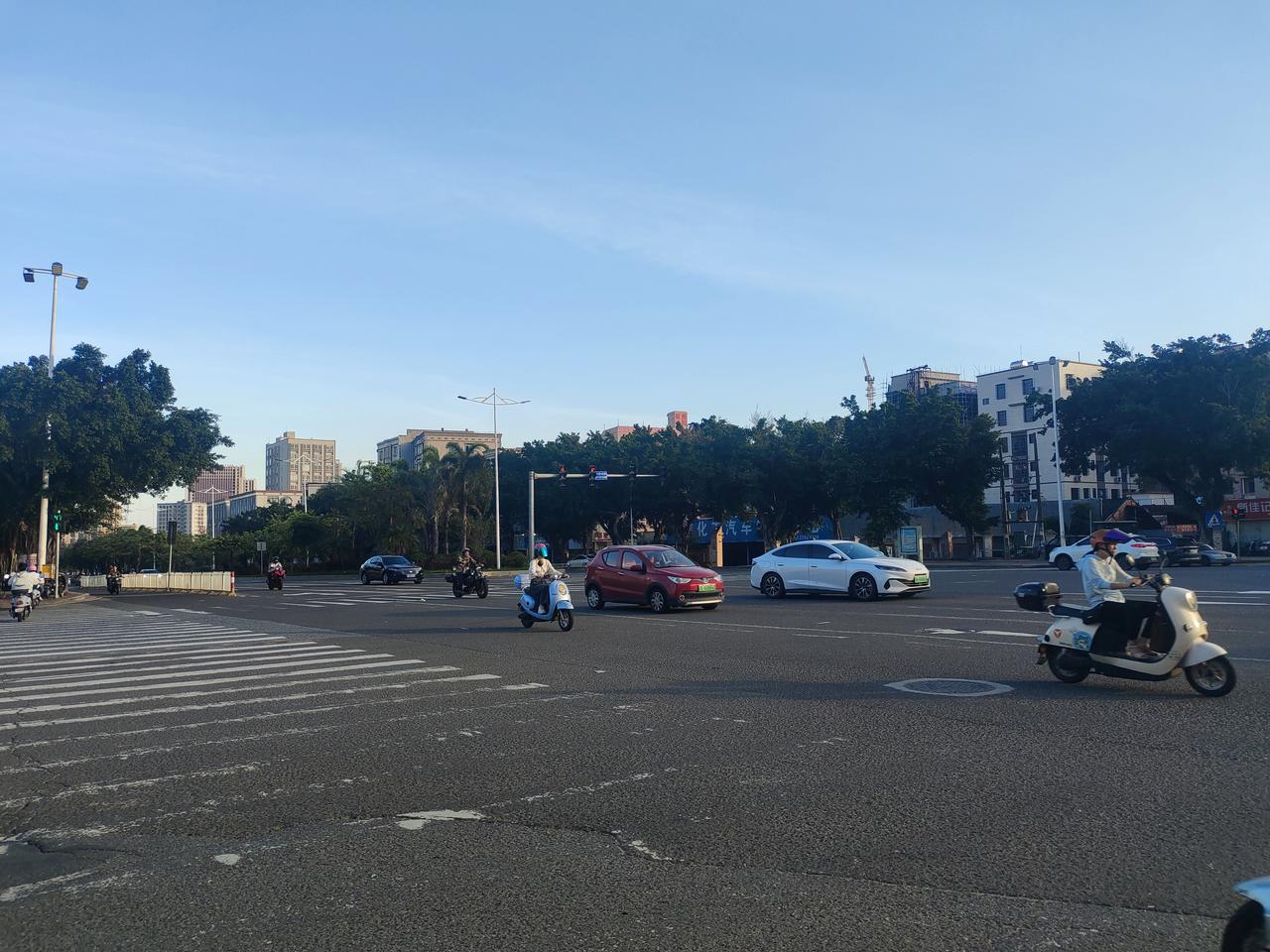 椹川大道与盛邦路红绿灯：湛江这个临时路口，该不该取消？

椹川大道盛邦路红绿灯该