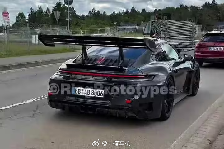 保时捷911 GT3 RS（992.2）在纽北被拍到了，而且直接没贴伪装，全黑涂