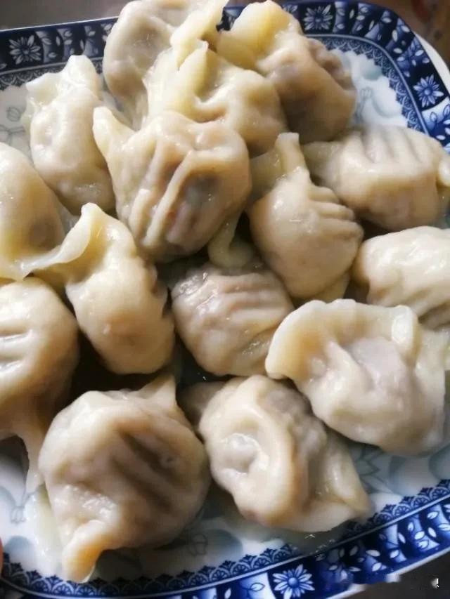 今天同事回来上班了，她说去河南男朋友家过年，年30晚上以为有大餐，满心欢喜的等待