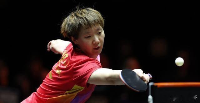 王曼昱在WTT年终总决赛险胜斯佐克斯，这场比赛罕见地暴露了她的心理波动。作为国乒