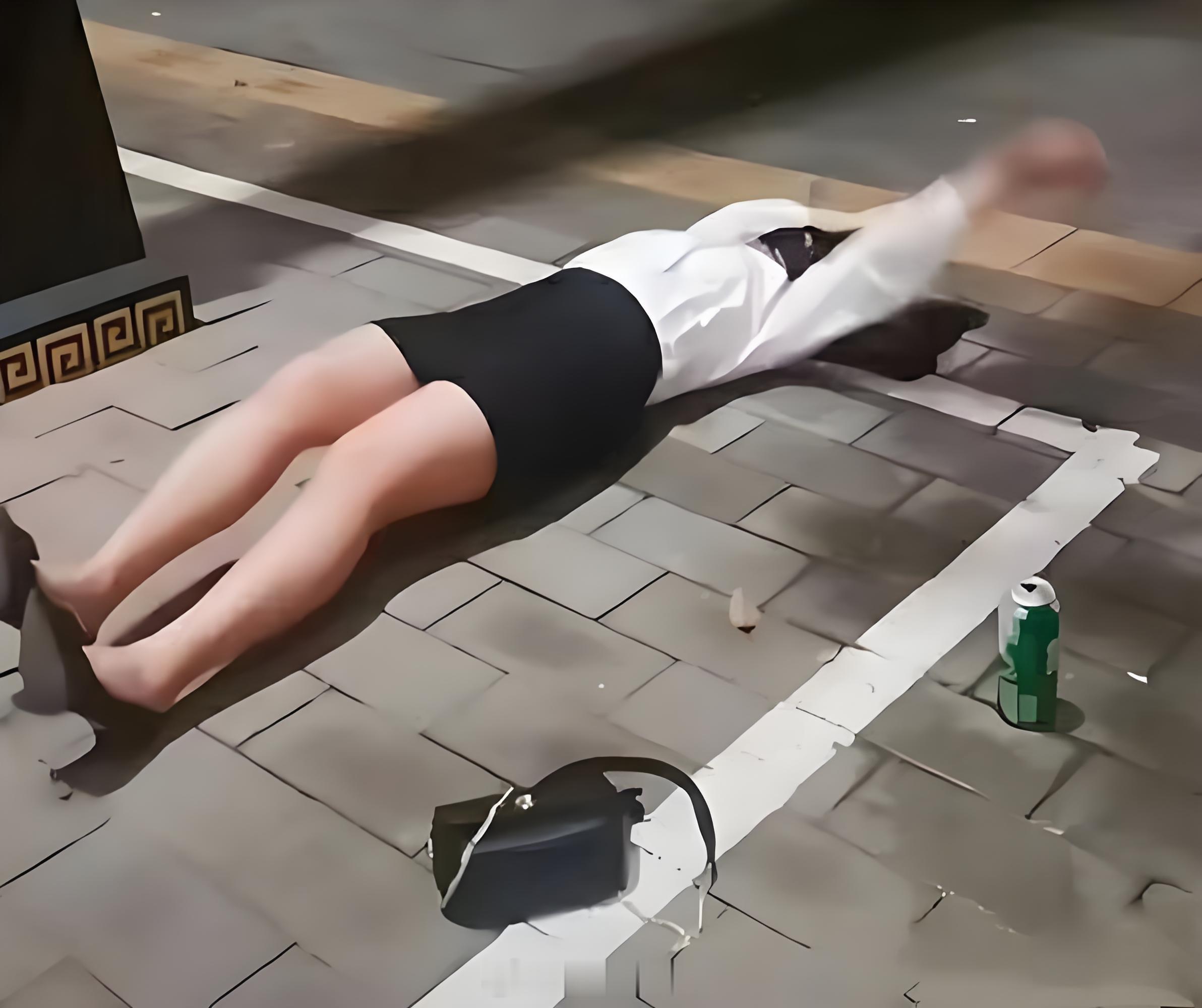 这是失业了？还是失恋了！喝不得就不要喝，躺路边多尴尬？