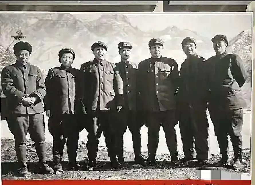 抗美援朝时期高级军官合影。彭老总气场真强大，往那一站气吞山河 