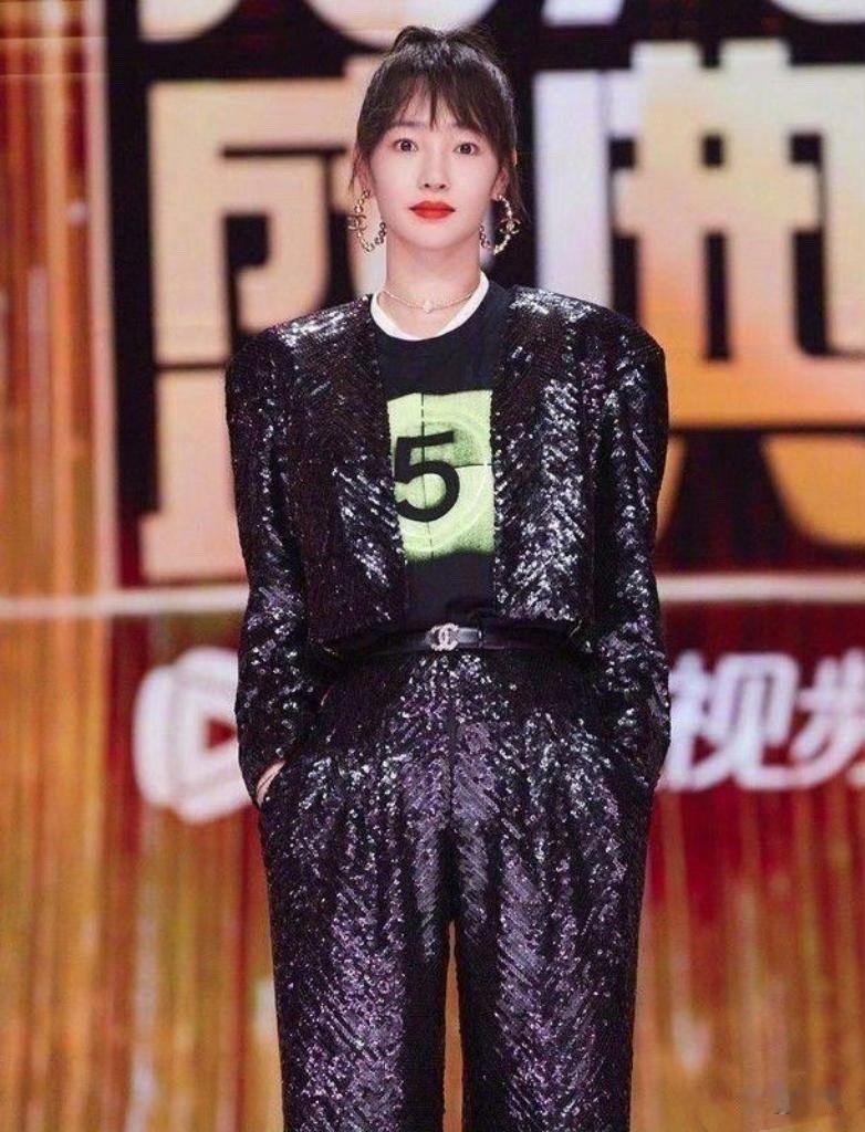 白百何真是时尚潮人！一身亮片西装套装，时髦又洋气！ 