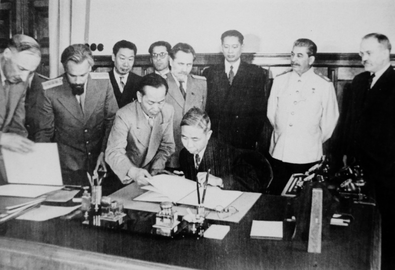 飞扬军事 1945年8月14日，国民政府与苏联签署《中苏友好同盟条约》，同意外蒙