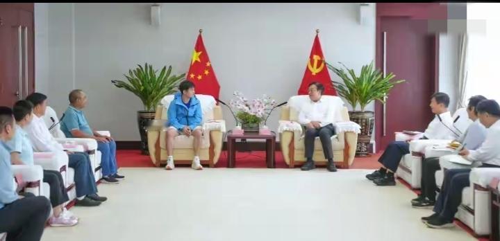 林诗栋也太给家乡长脸了！刚在伦敦世乒赛拿下男团冠军，回来就被领导亲自接见，妥妥的