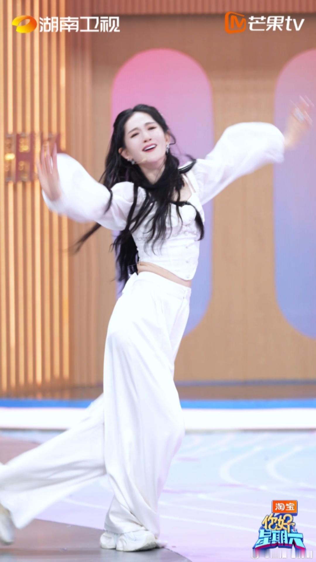 谢娜跳舞全是节目效果自带快乐磁场的娜姐，哪怕专注跳舞，也总能把轻松愉悦的氛围传递