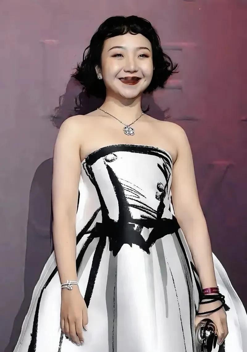 李嘉琦，她在电视剧《六姊妹》中的表演很出色，把一个丑角演得让人恨得咬牙切齿，就是