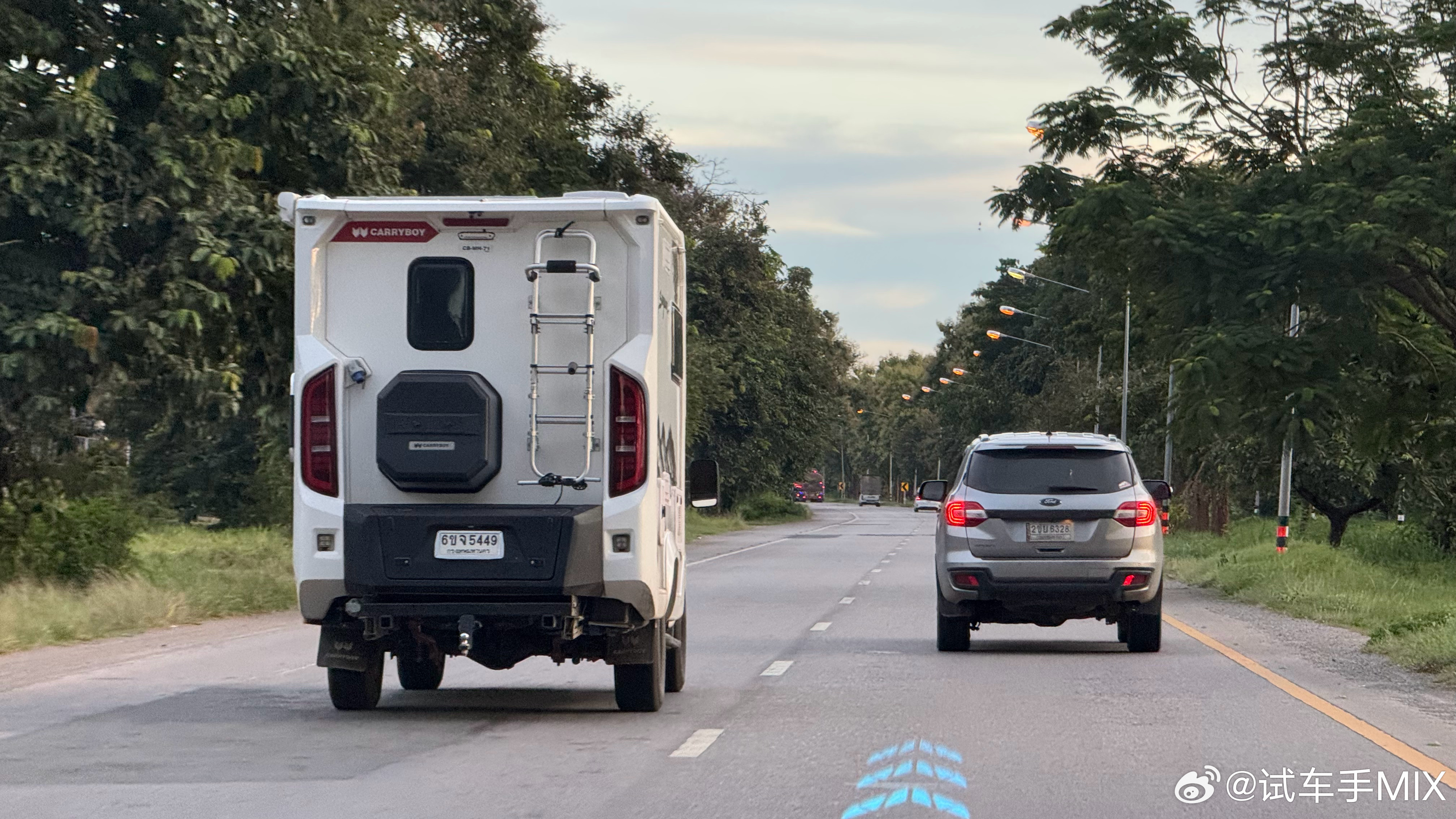 这类又瘦又高的房车，还真的只能在泰国玩得动…一遇到限高杆，就肯定得少掉一层[挖鼻