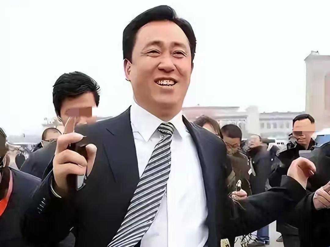 许家印没判死刑，判无期有说法，两儿子都已被抓，妻子丁玉梅逃往国外，有钱也花不了。