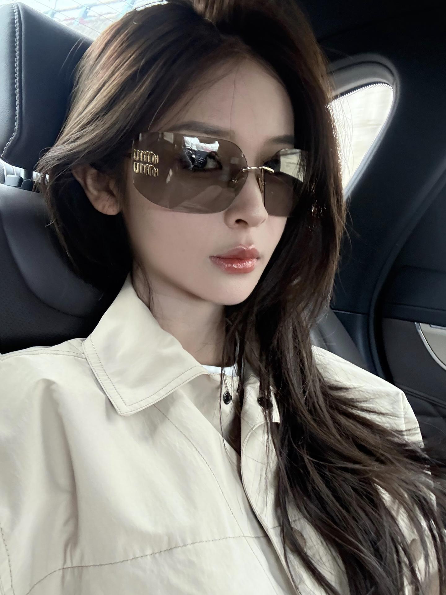 我三岁识得五颜绿色 至今二十有余 竟难辨人世界黑白