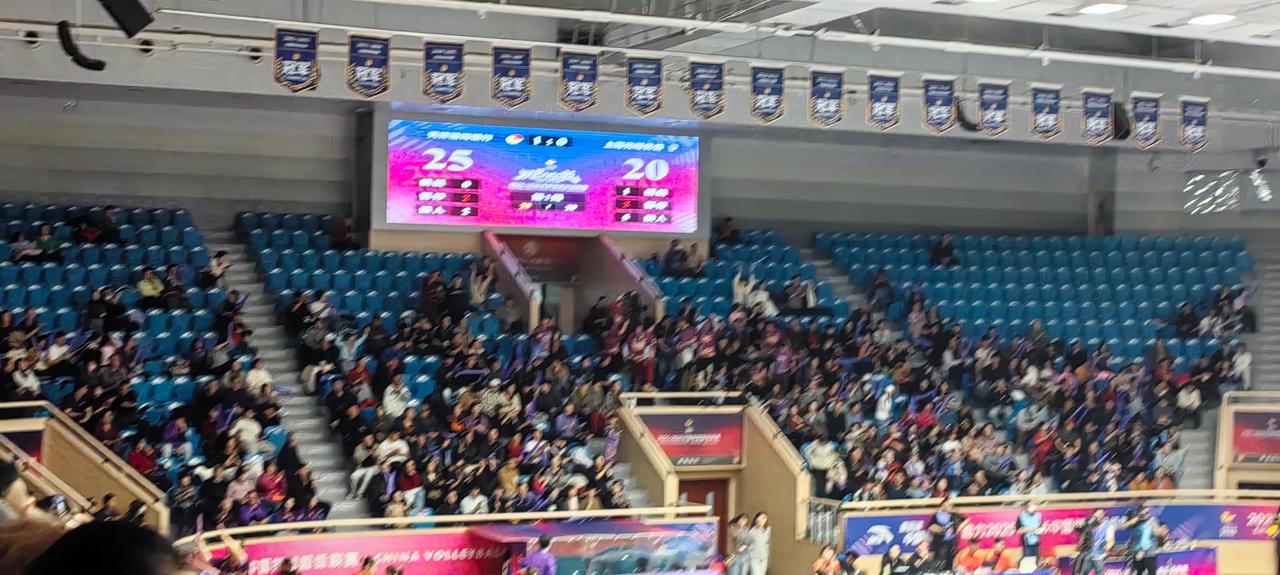 第二局天津女排25：20上海女排，大比分2：0暂时领先，天津女排加油