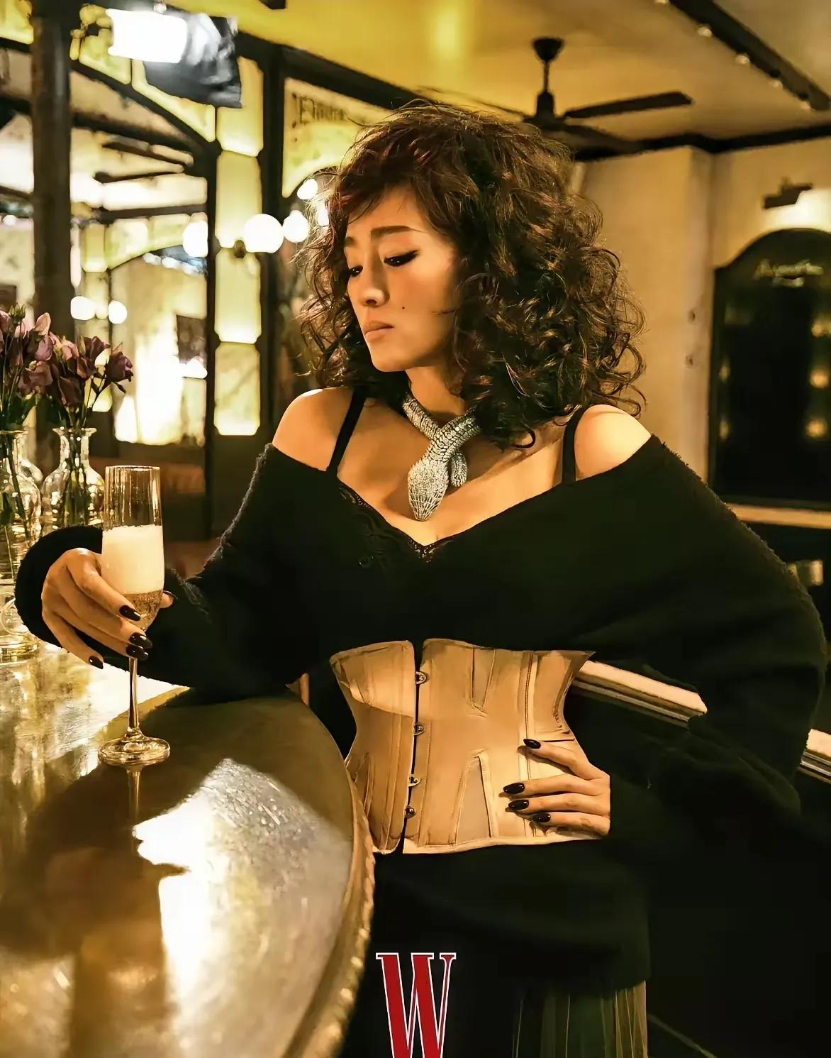 让我轻轻地告诉你：巩俐戴的这条项链，价值三个亿，恐怖吧。#巩俐蛇形项链# #西太