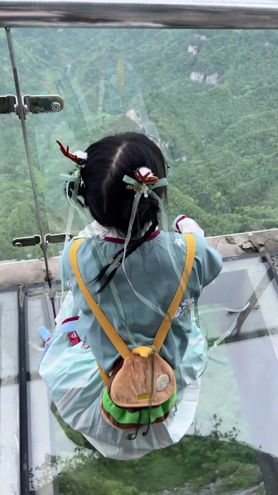 不听话瞎跑骂了她几句，她就这样蹲地上捂住耳朵说：不听不听王八念经。😂服了