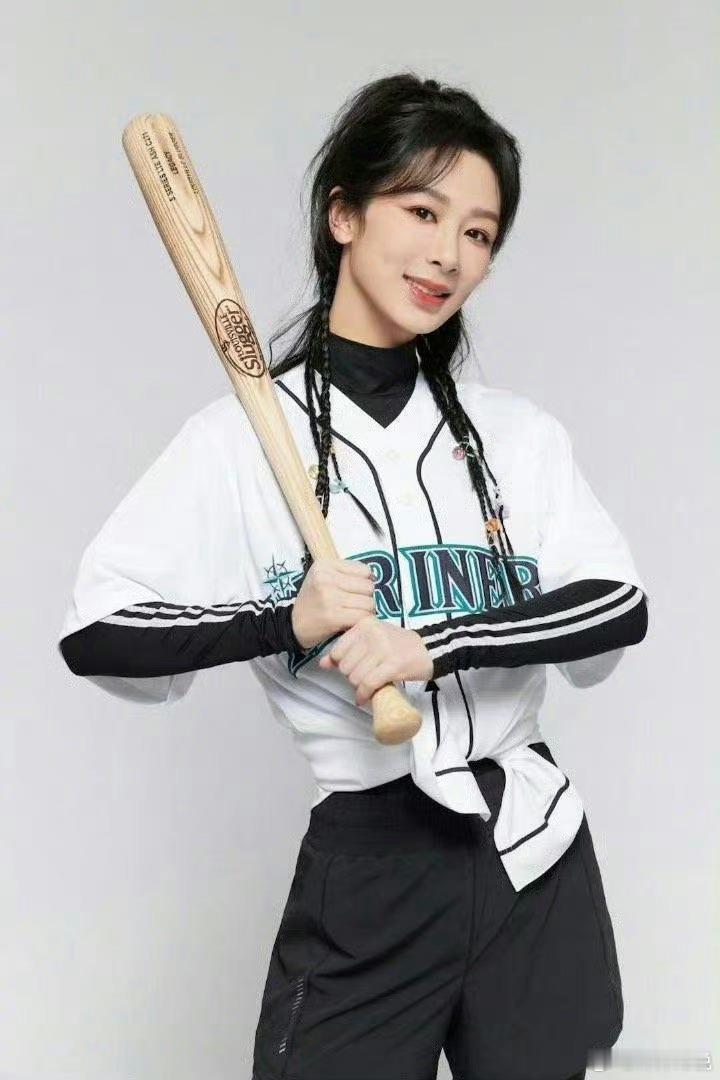 #和杨紫同框奥林匹克精神影像展#  杨紫棒球风。 ​​​
