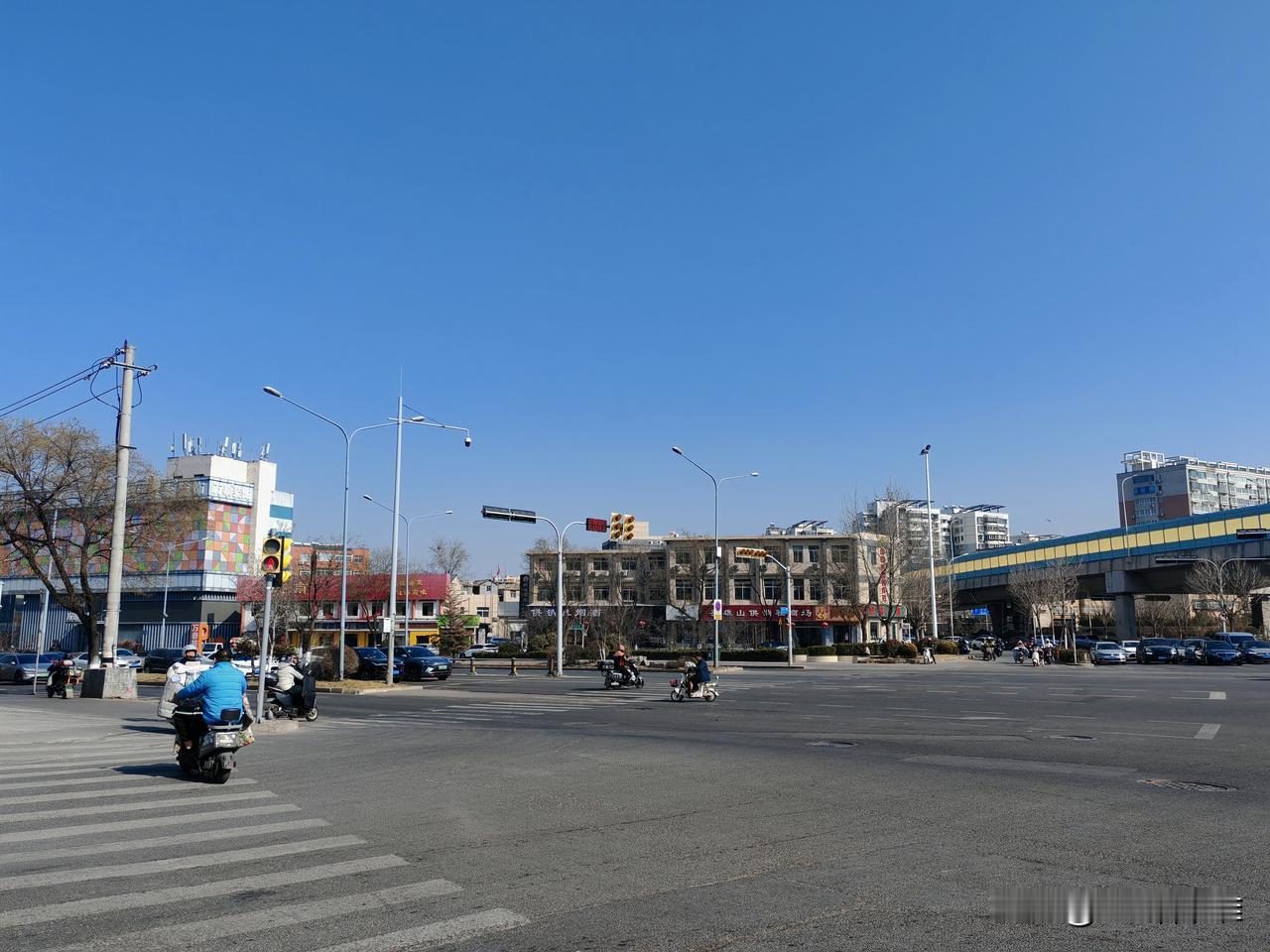 今天是腊月二十五，寻常的一天。应该是过年，但和往常并没有什么不同。