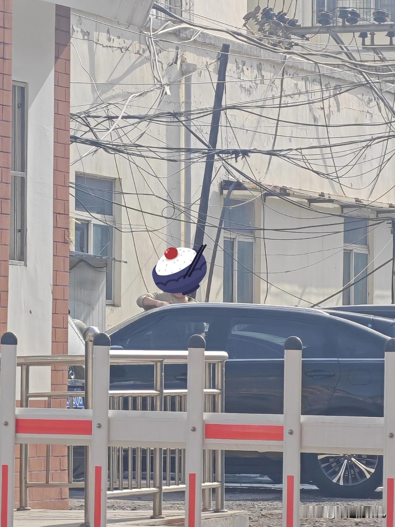 有时候真觉得女人悲哀呢，
男人对待他的车都比对待女人强，
这过年呀，
到处可以看