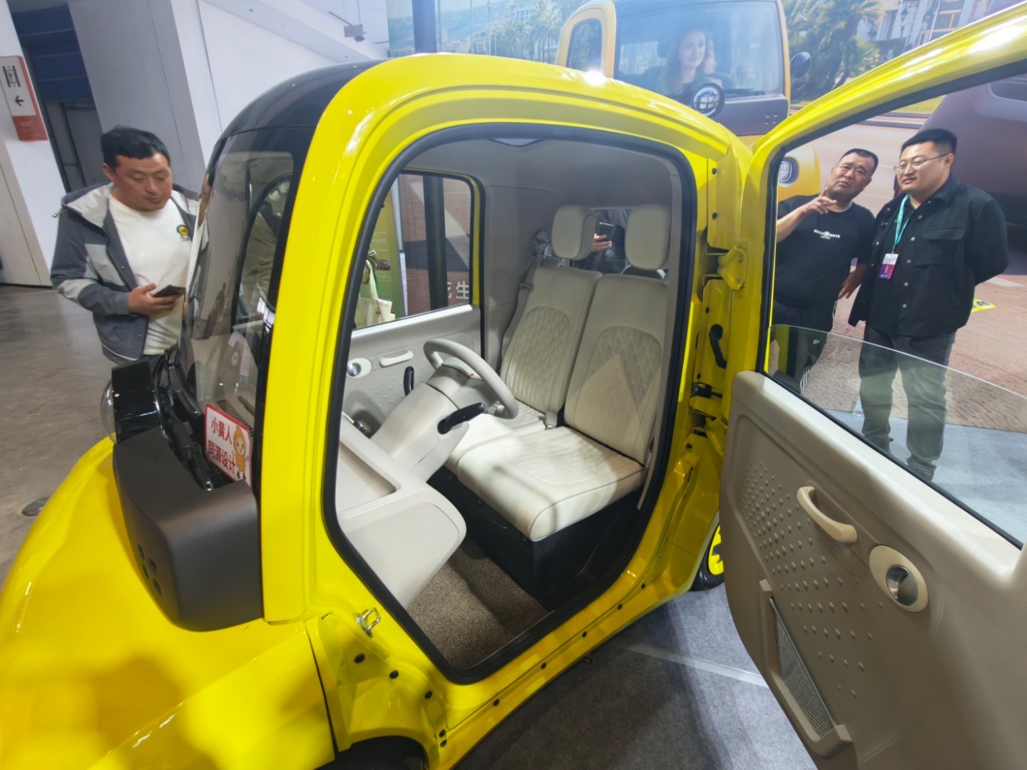 济南电动车展看到的花生豆低速轮电动。这是一家深圳创业公司做的欧盟标准轻型电动车。