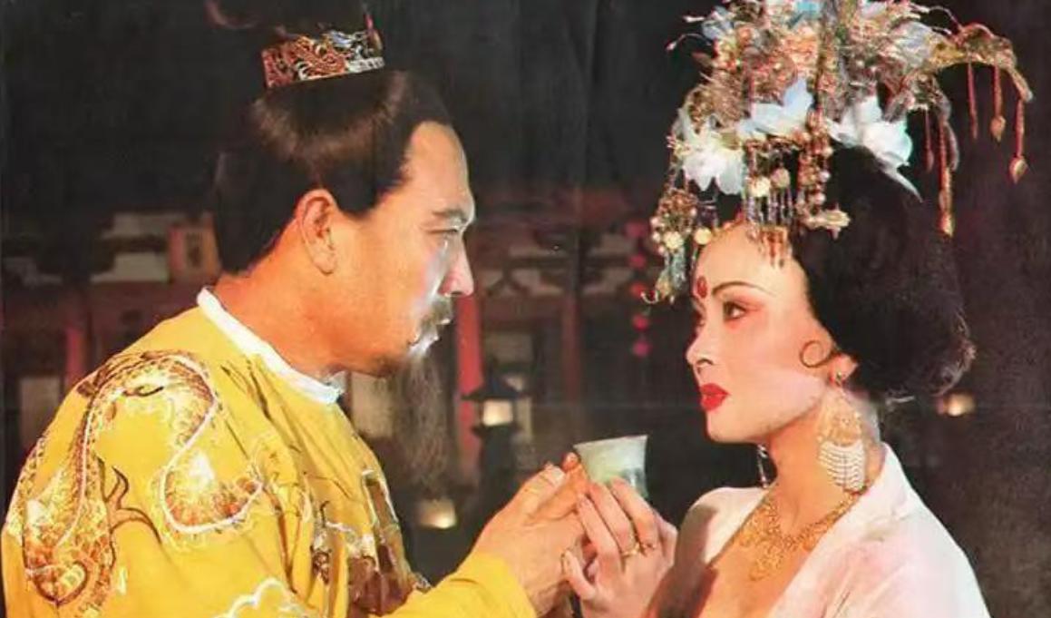 740年，一天夜里，杨玉环被李隆基灌醉了，迷迷糊糊间就看见，李隆基如同饿狼一般，