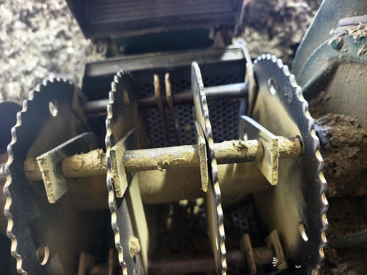 检修打艾绒机，拍图给大家看一下！
​艾叶就是通过这一套装置把它粉碎成艾绒！
​互