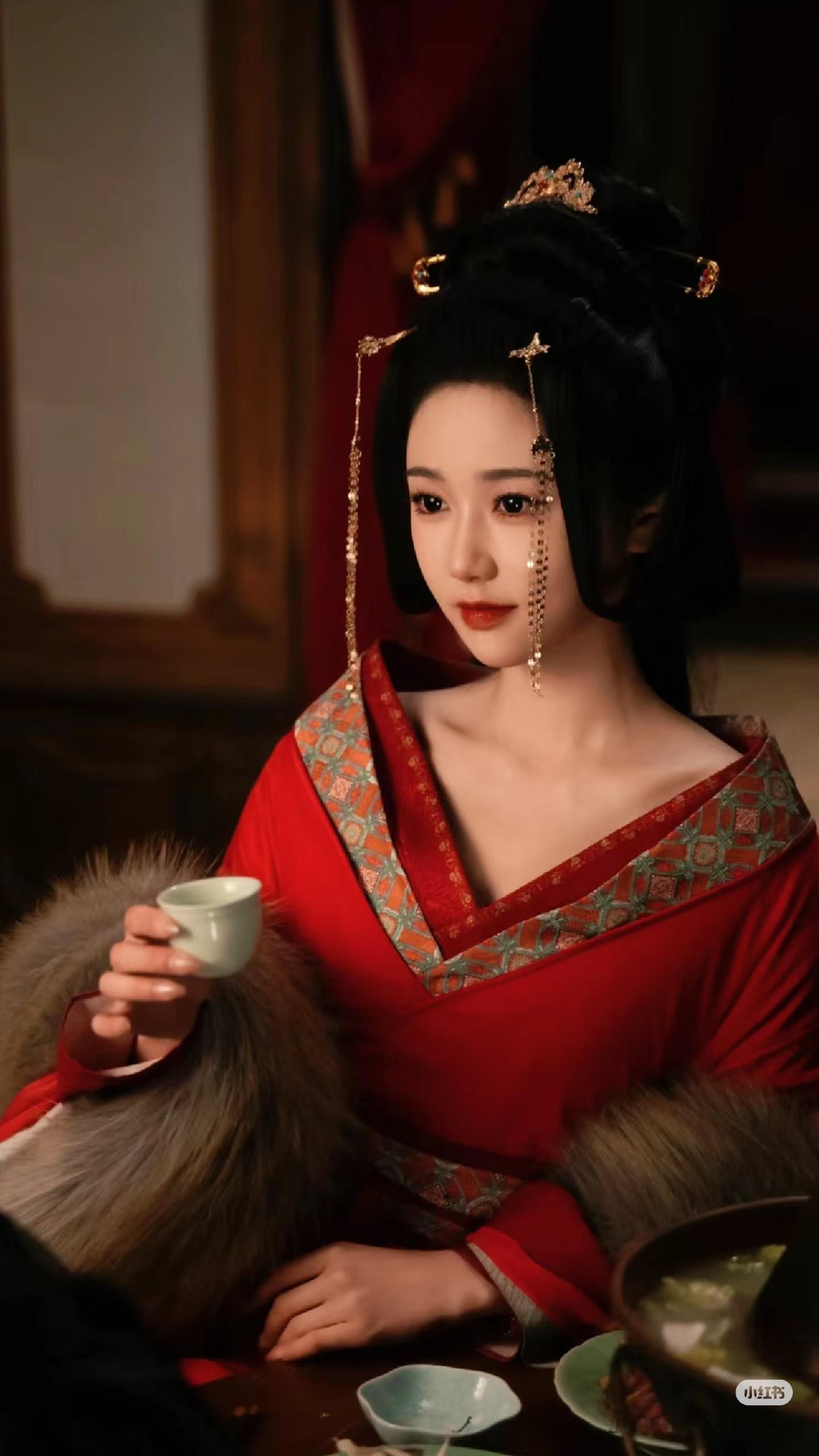 岳雨婷 司宫令没人觉得岳雨婷演啥都差不多嘛，演了那么多短剧，基本妆造表情都差不多