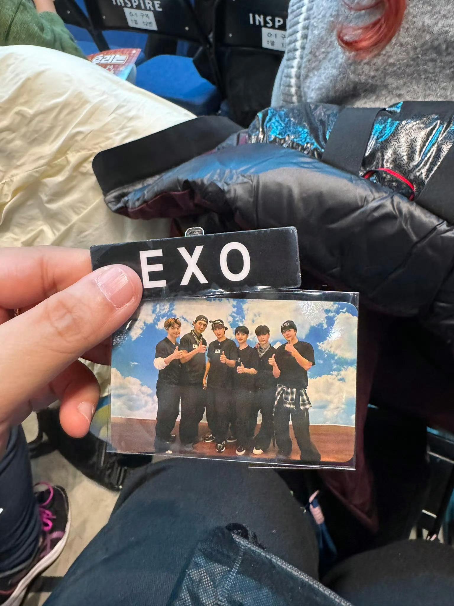 EXO蓝天白云正面照 