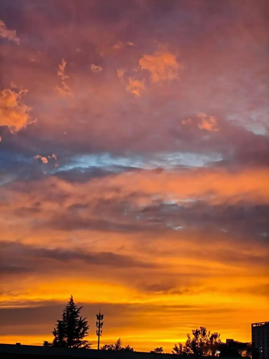 雨后初霁，
碧空如洗，
铅华尽去，
一尘不染。
夕阳西下，
宛如油画，
绚烂多姿