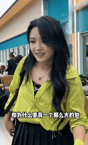 何洁面对媒体，总有一种用力过猛的感觉，大概她知道很多人喜欢她大大咧咧，没心没肺又