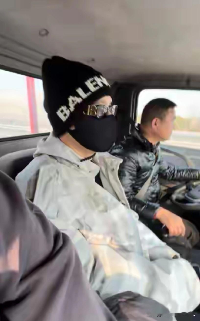 车辆爆胎是常有的事，搭乘便车也是微不足道的事，平凡人根本不值得一提，而明星黄晓明