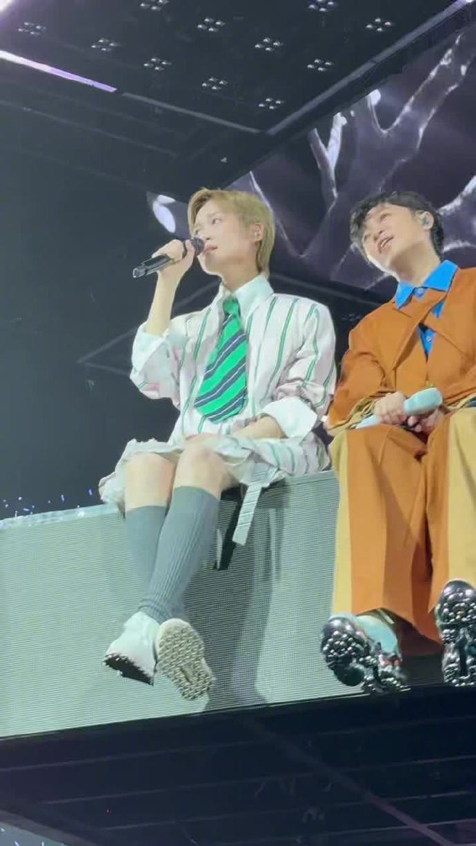 李宇春吴青峰春雨里首唱舞台 青峰的细腻真的刻进DNA里了！“春雨里”藏着“李宇春